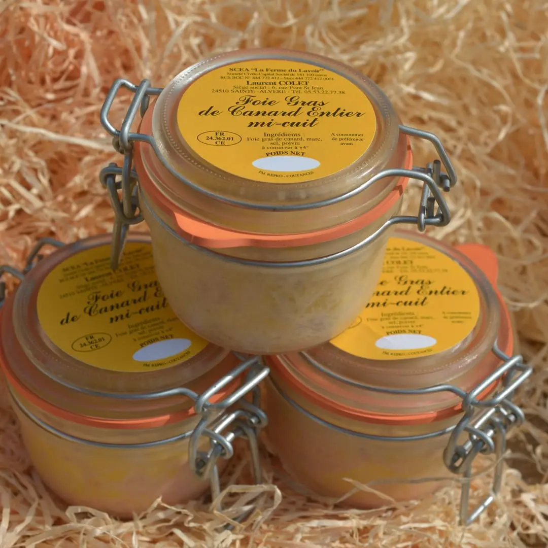 Un magnifique foie gras entier mi-cuits provenant de chez Laurent Colet en Dordogne et disponible chez le caviste Wine-Side à Nivelles.