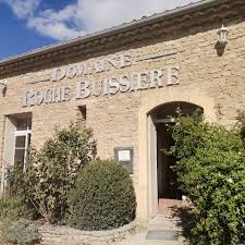 Le beau caveau du domaine de la roche buissière situé dans la vallée du Rhône et dont les vins sont disponibles chez Wine-Side